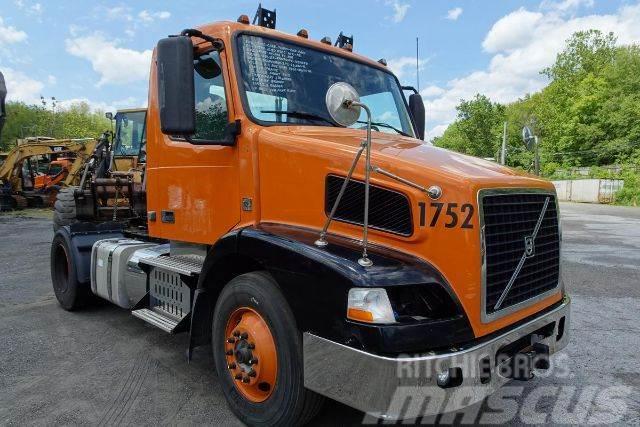 Volvo VNM42T Camiones con chasís y cabina