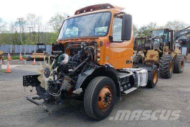 Volvo VNM42T Camiones con chasís y cabina