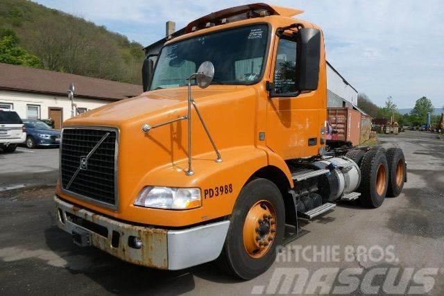 Volvo VNM64T Camiones con chasís y cabina