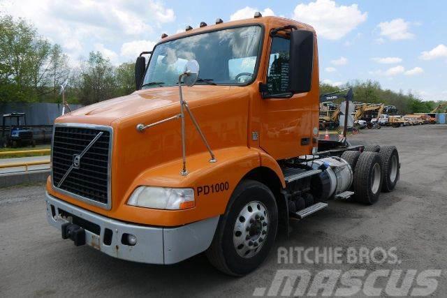 Volvo VNM64T Camiones con chasís y cabina