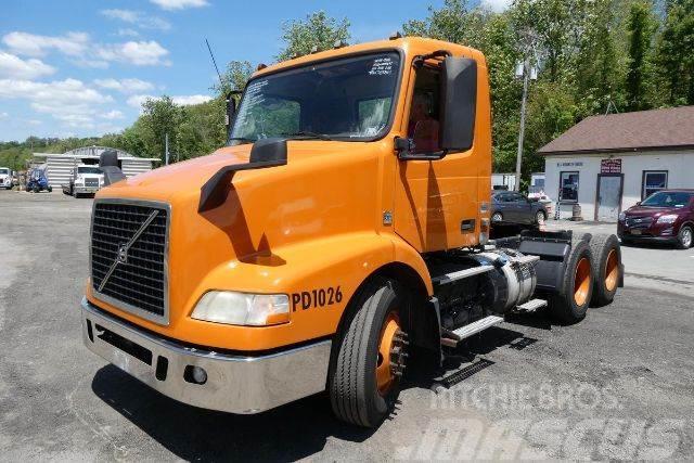 Volvo VNM64T Camiones con chasís y cabina