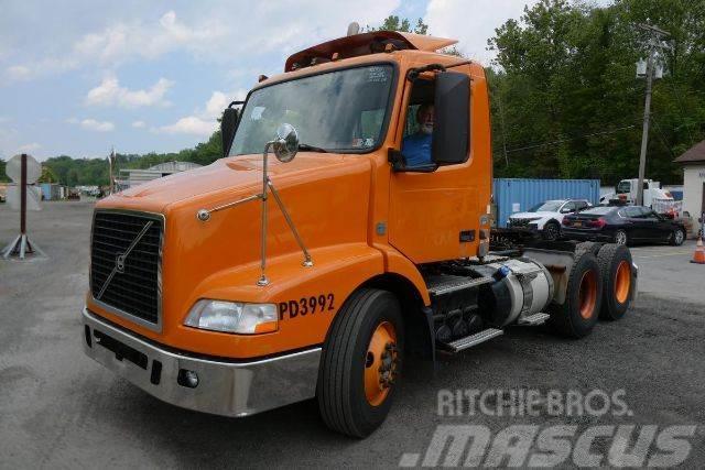 Volvo VNM64T Camiones con chasís y cabina