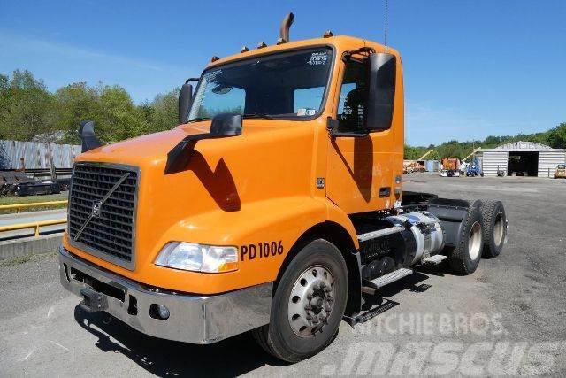 Volvo VNM64T Camiones con chasís y cabina