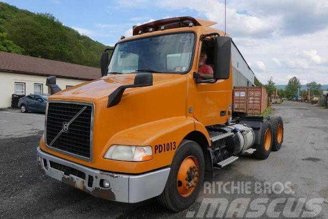 Volvo VNM64T Camiones con chasís y cabina