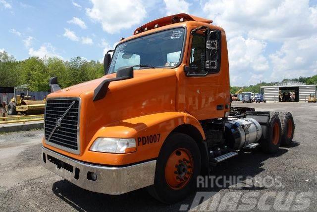 Volvo VNM64T Camiones con chasís y cabina