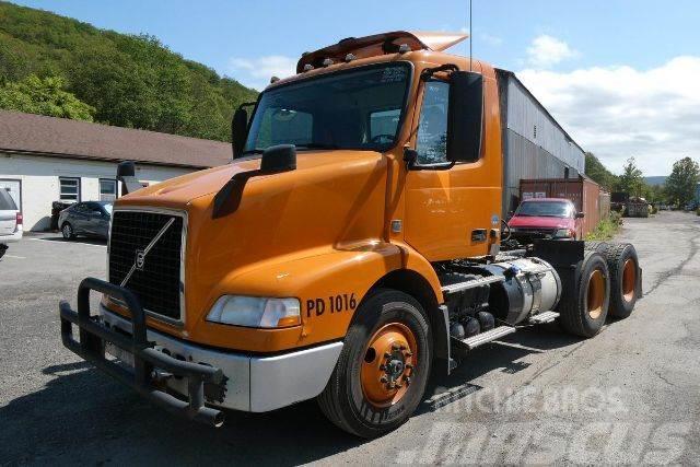 Volvo VNM64T Camiones con chasís y cabina