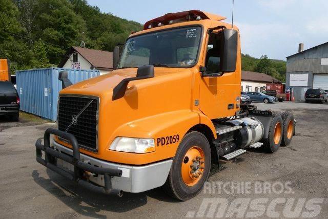 Volvo VNM64T Camiones con chasís y cabina