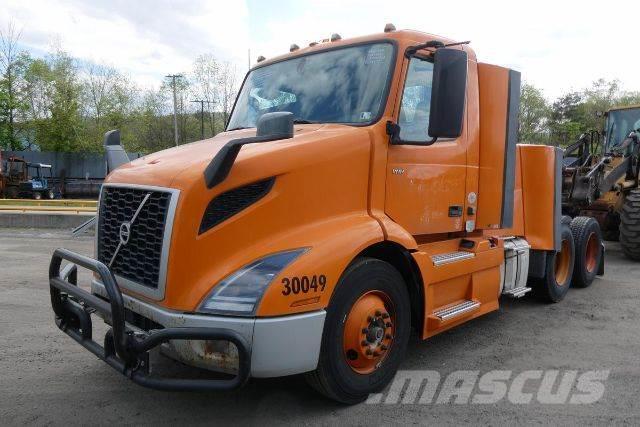 Volvo VNR64T300 Camiones con chasís y cabina