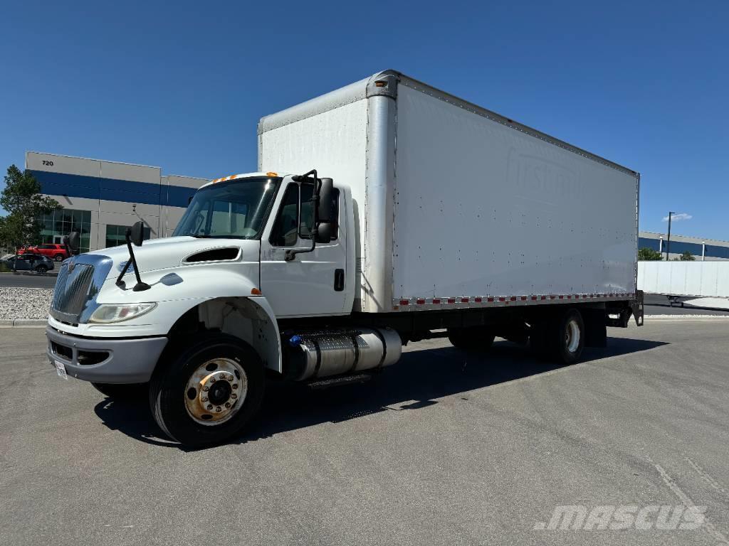 International 4300 Camiones con caja de remolque