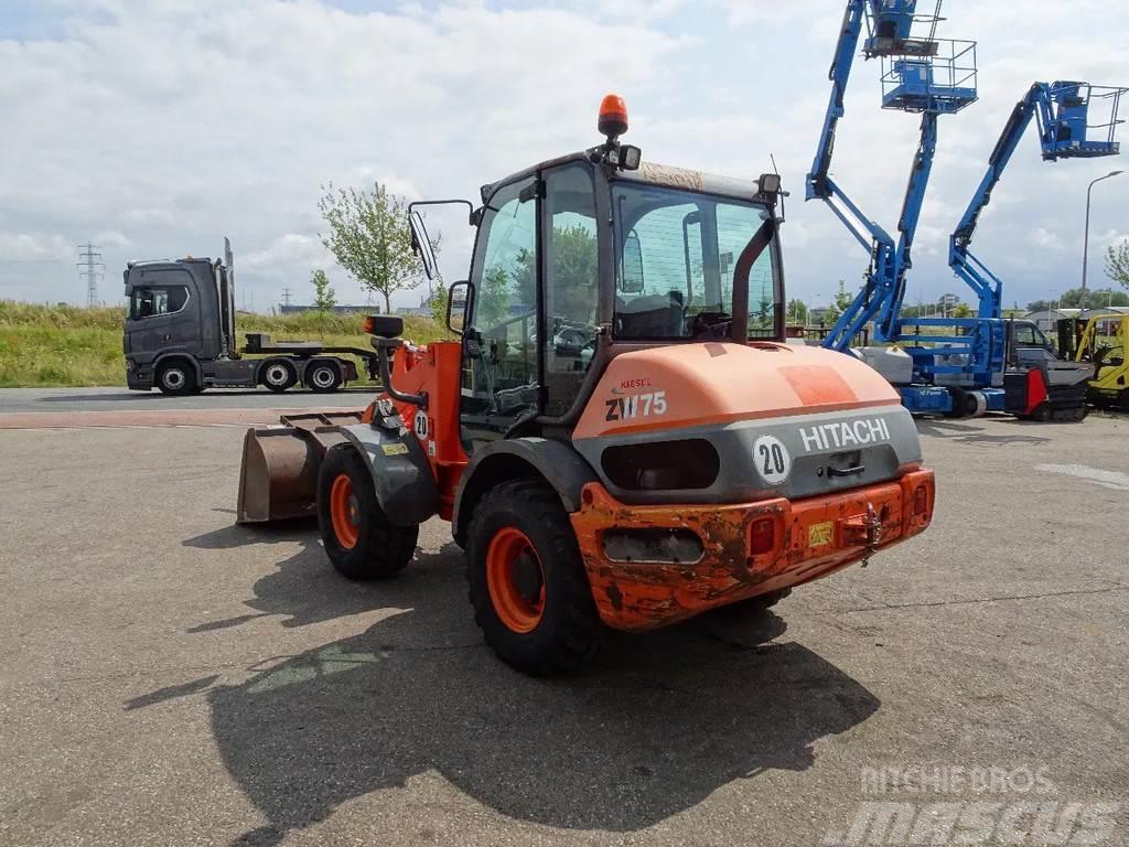 Hitachi ZW75 Otros