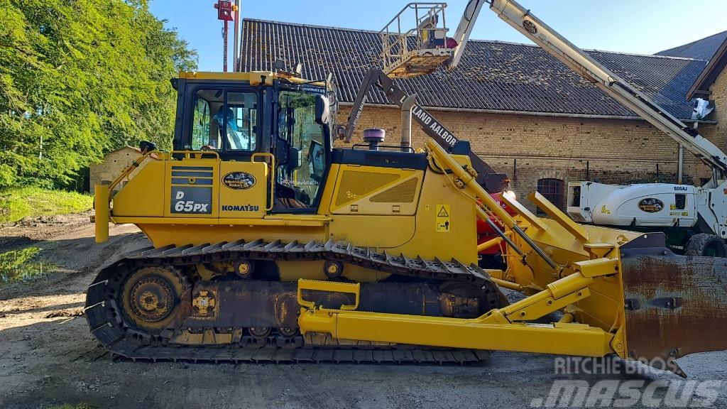 Komatsu D65PX-17 Buldozer sobre oruga