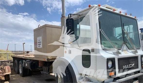 Mack MR685 Camiones de cama baja