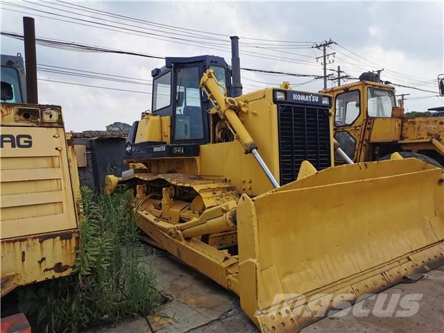 Komatsu D85-21 Buldozer sobre oruga