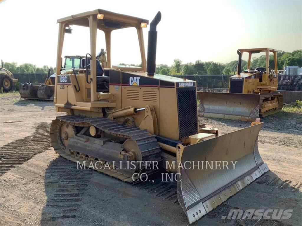 CAT D3CIII Buldozer sobre oruga