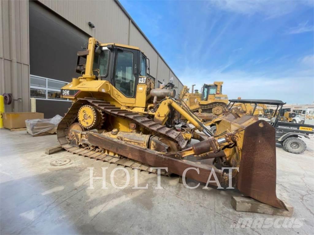 CAT D6M Buldozer sobre oruga