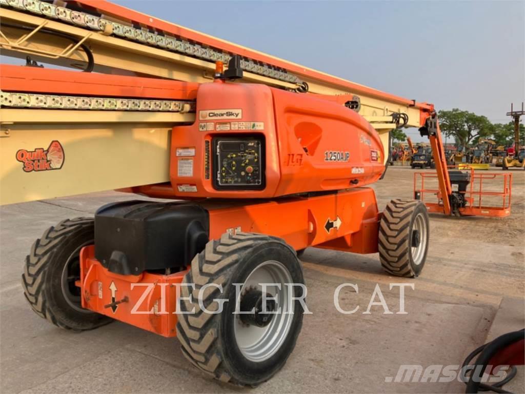 JLG 1250AJP Plataformas con brazo de elevación manual