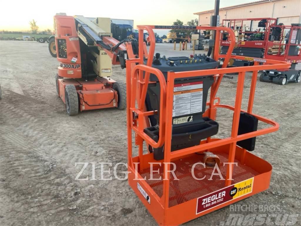 JLG E300AJP Plataformas con brazo de elevación manual