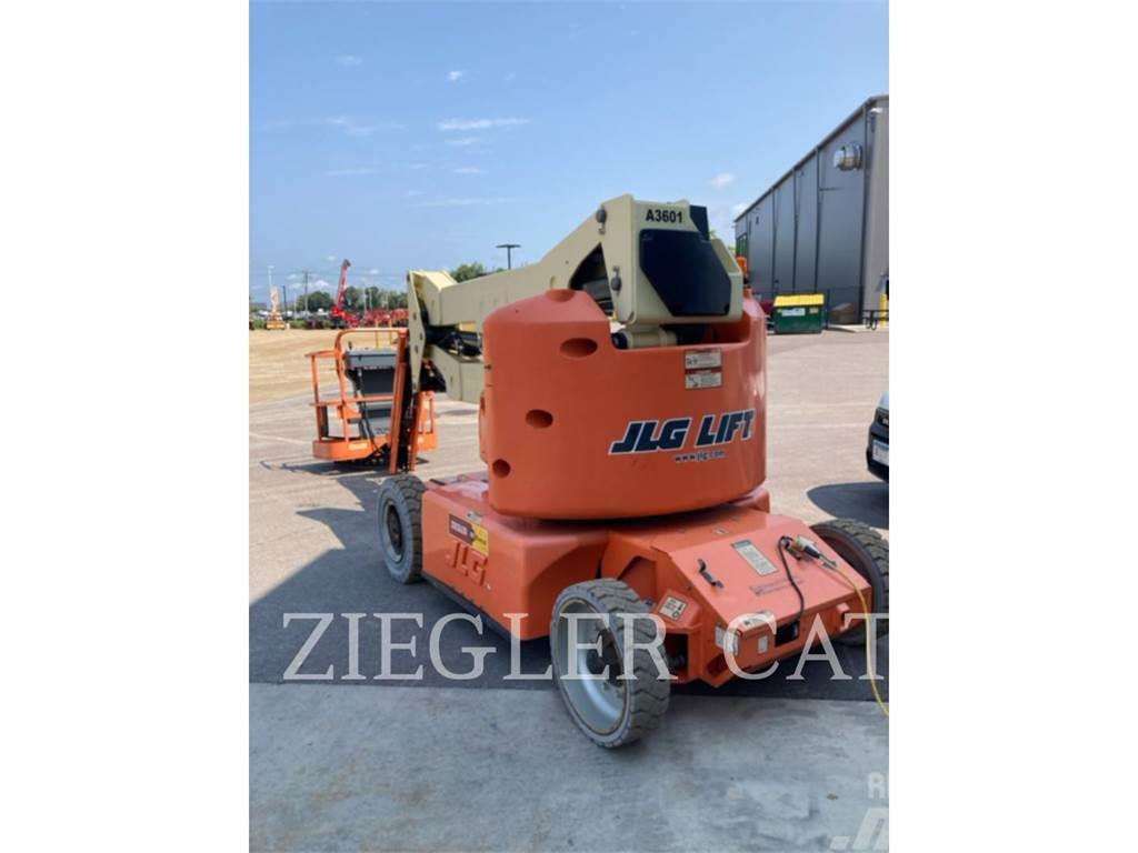 JLG E400AJPN Plataformas con brazo de elevación manual