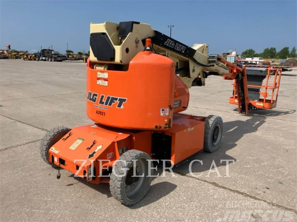 JLG E400AJPN Plataformas con brazo de elevación manual