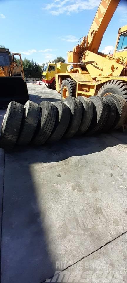 Bridgestone 13R22.5 Llantas