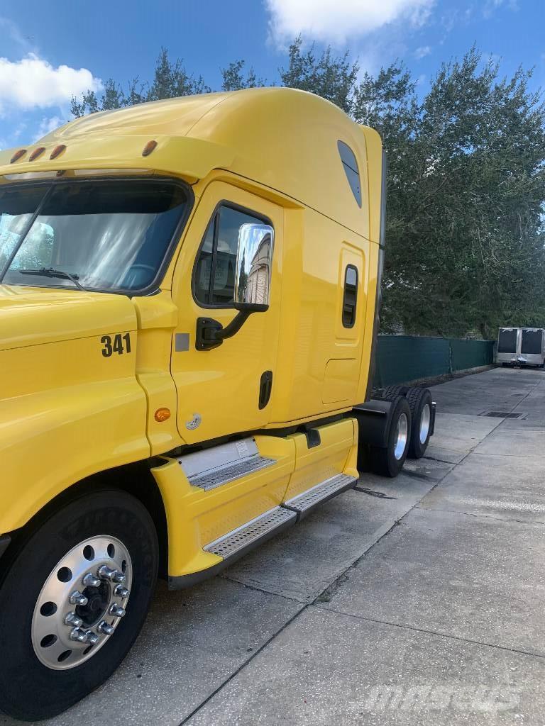  FRIEGHTLINER CASCADIA DD15 Camiones tractor