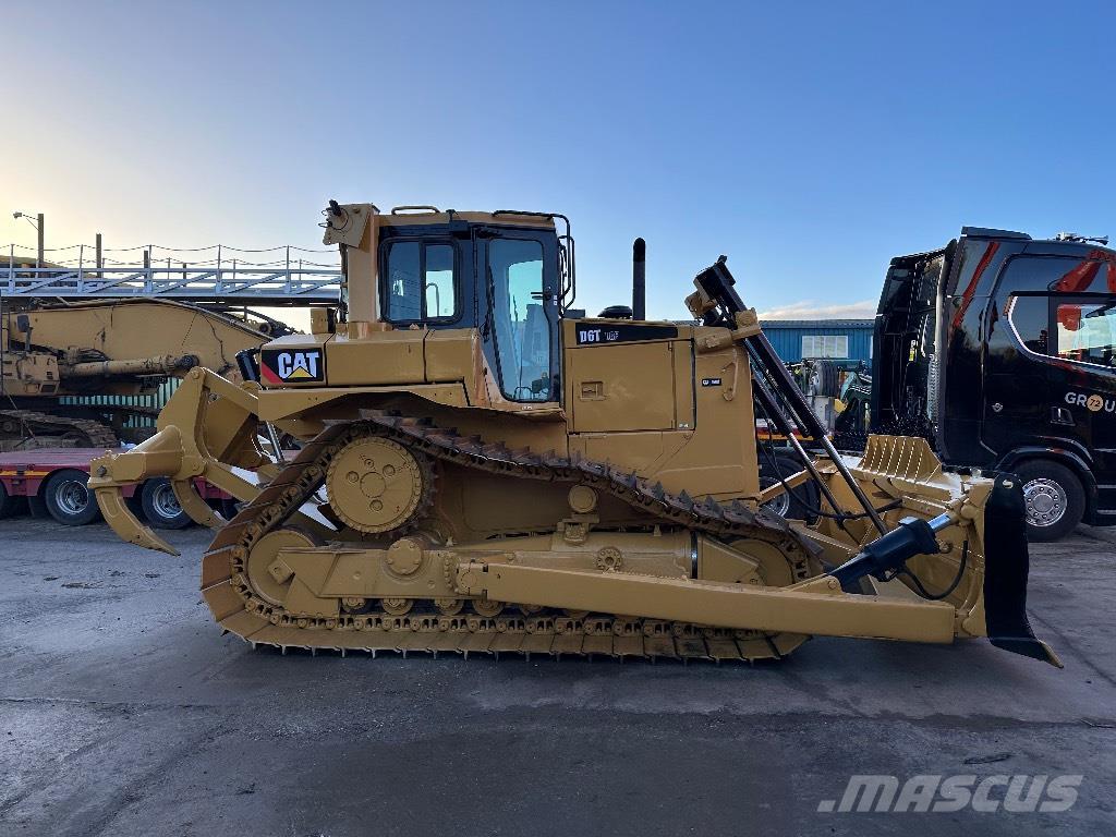 CAT D6T Buldozer sobre oruga