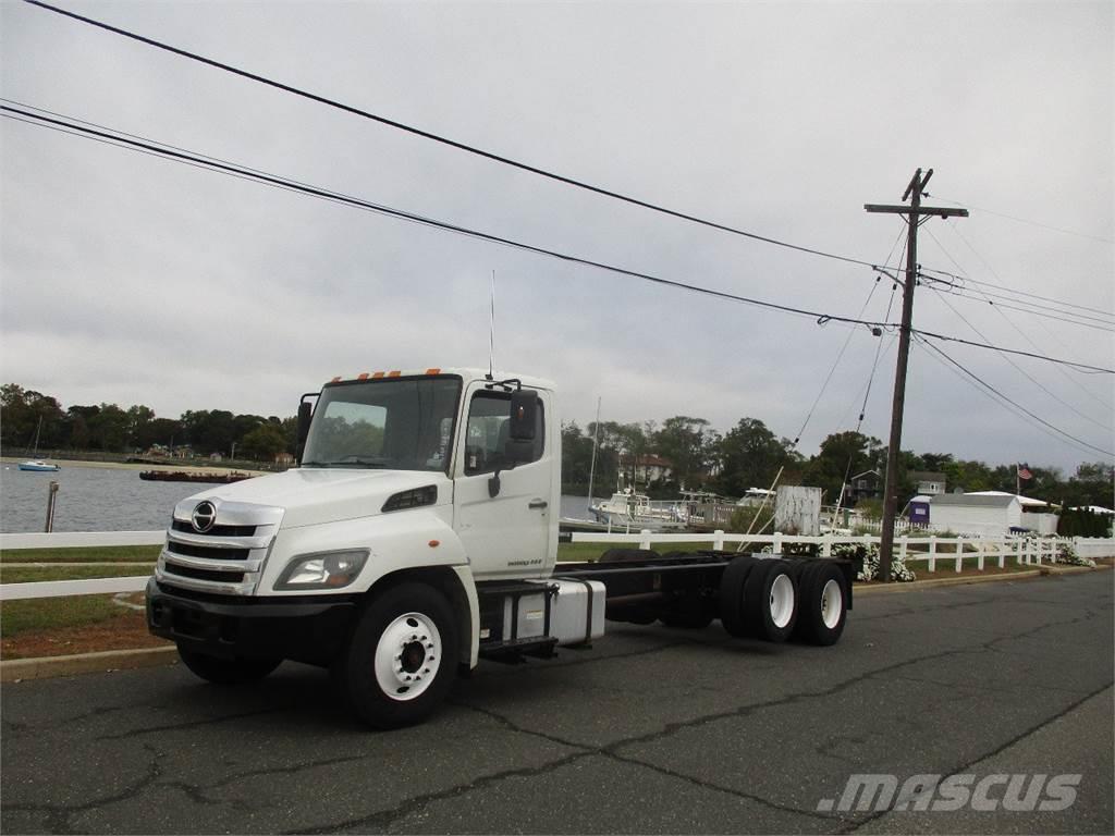 Hino 338 Camiones con chasís y cabina