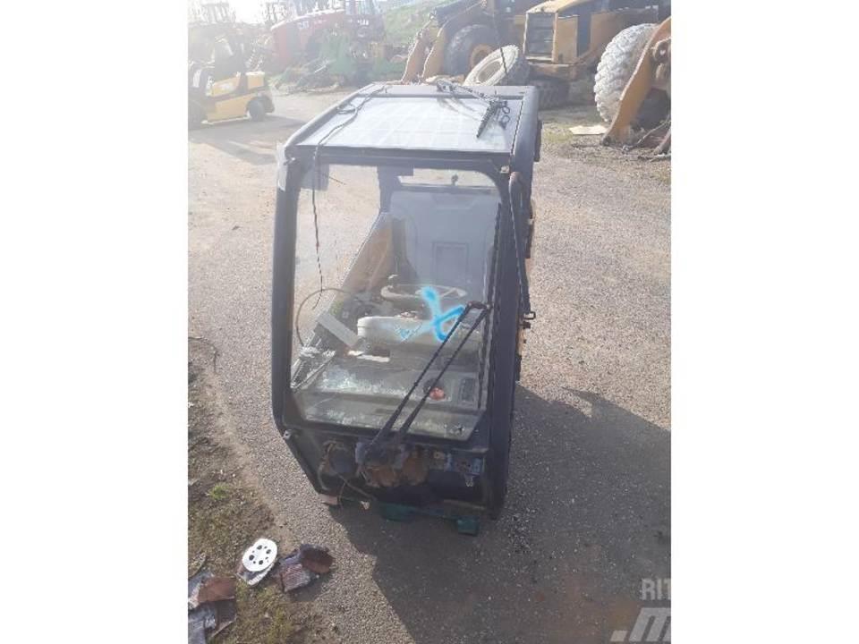 CAT TH220B Cabina