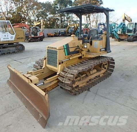 Mitsubishi BD2G Buldozer sobre oruga