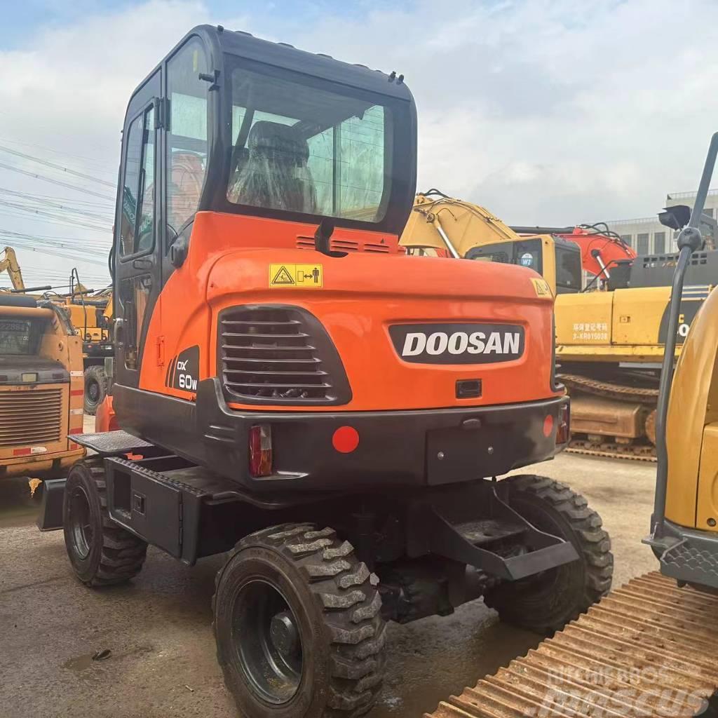 Doosan DX60W Excavadoras de ruedas