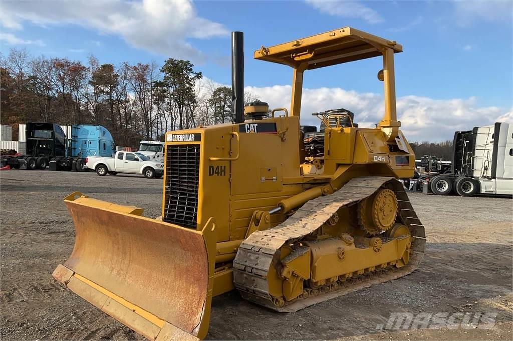 CAT D4H Buldozer sobre oruga