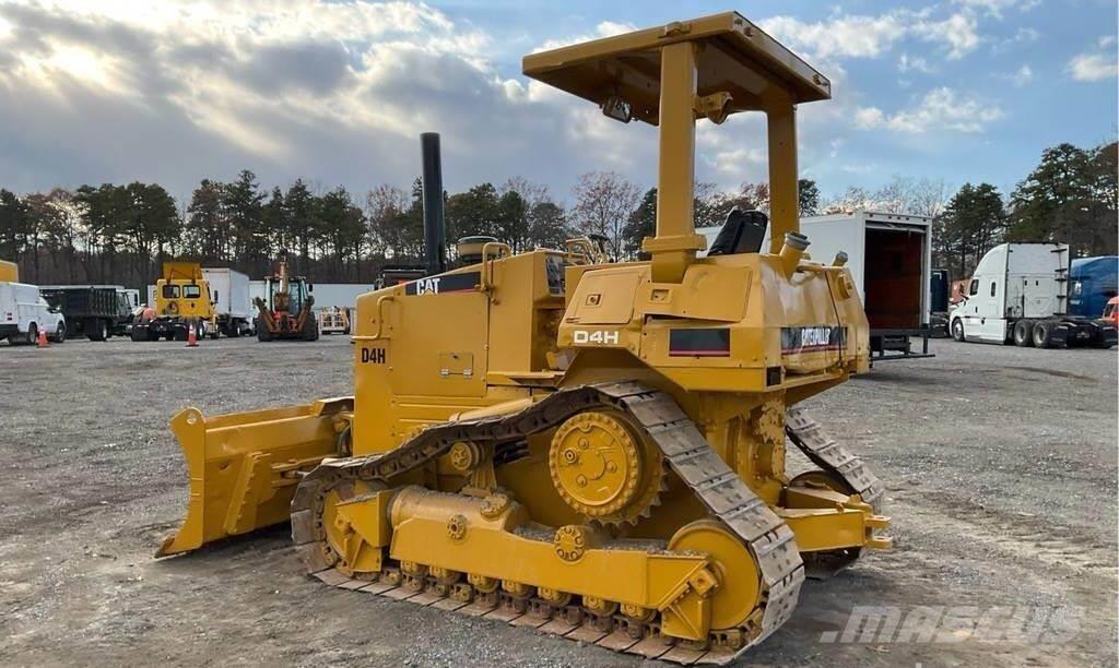 CAT D4H Buldozer sobre oruga