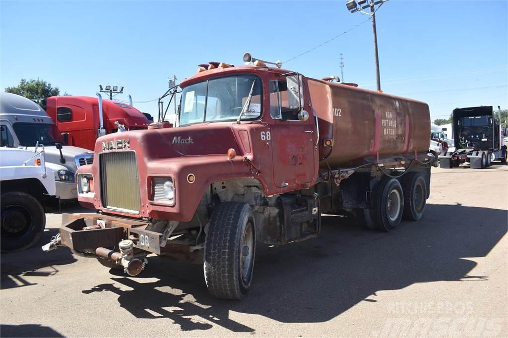 Mack DM685S Camiones cisternas