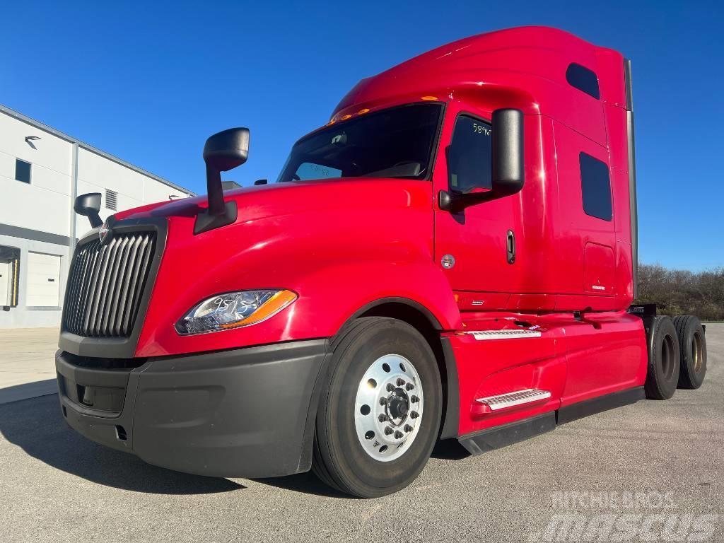 International LT Sleeper Camiones tractor