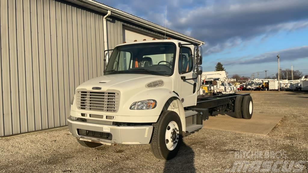 Freightliner M2 Camiones con chasís y cabina