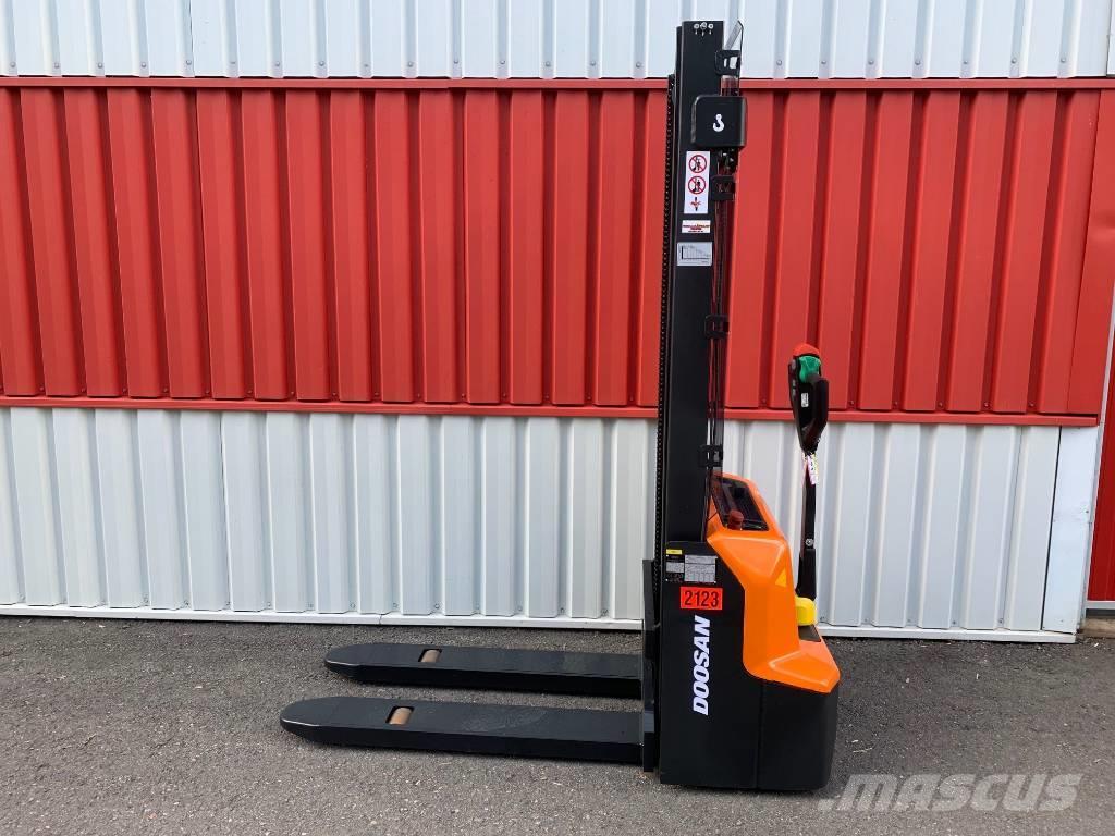 Doosan LSM12N Montacargas manual