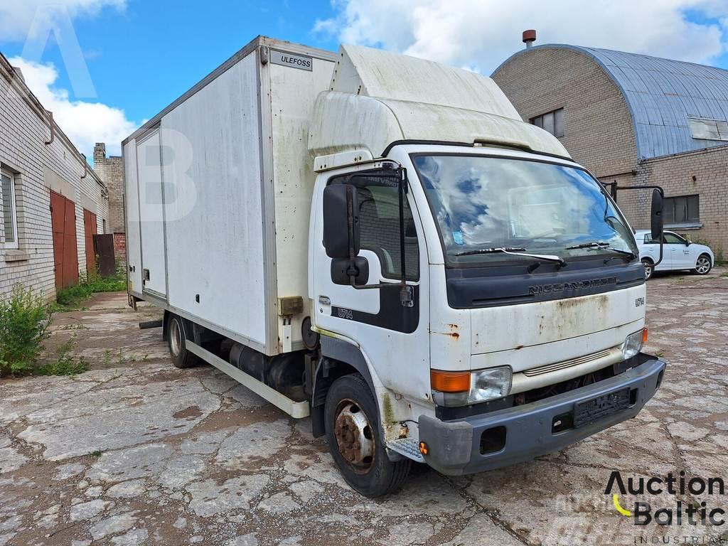 Nissan U714 Camiones con caja de remolque