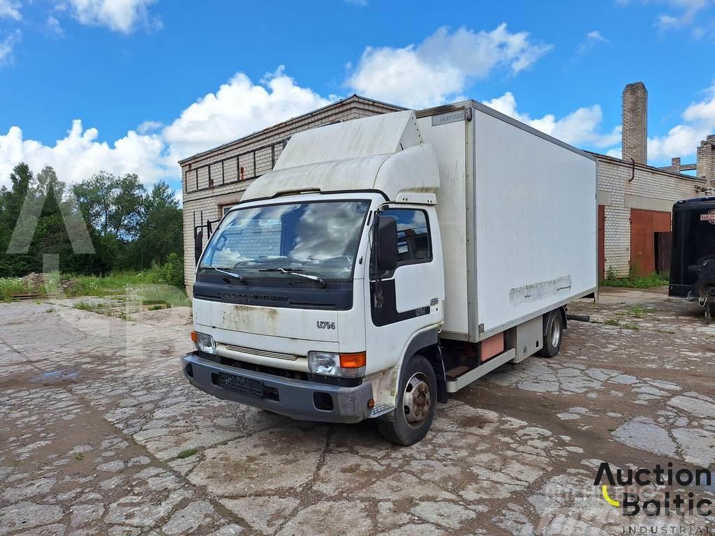 Nissan U714 Camiones con caja de remolque