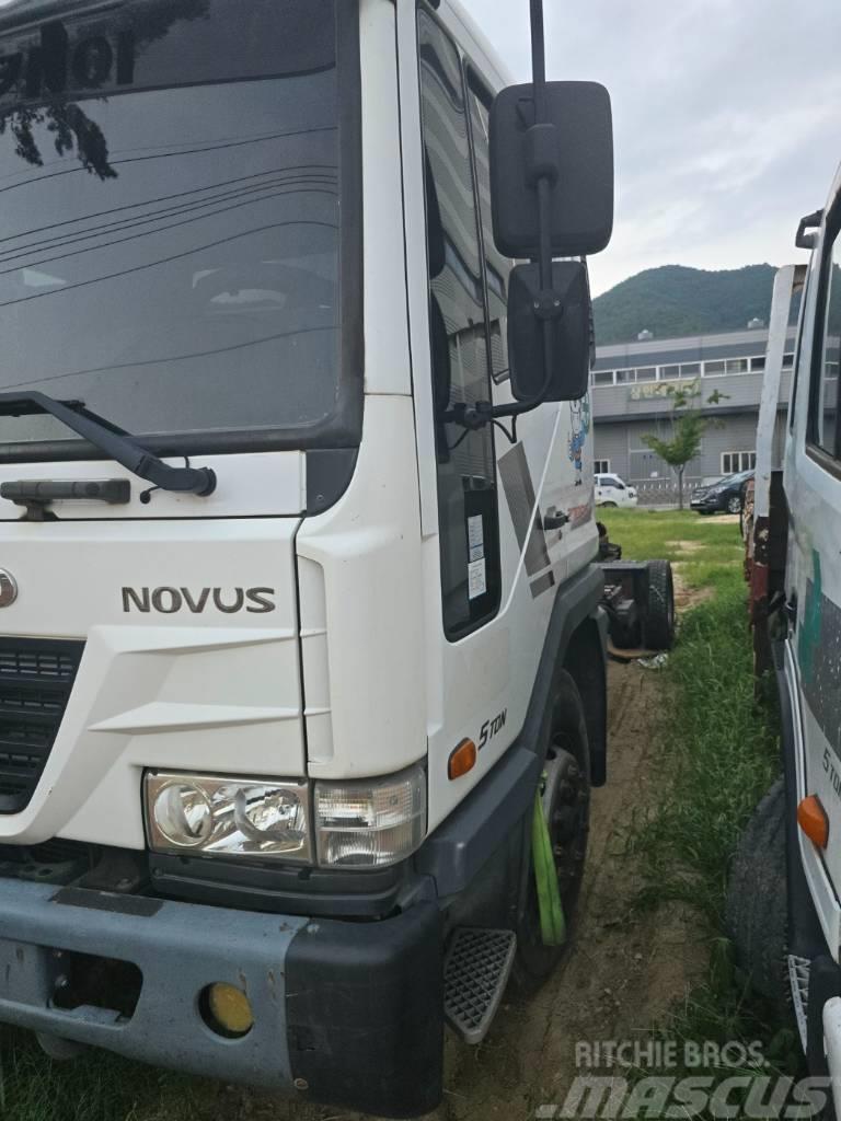 Daewoo ULTRA NOVUS Camiones con chasís y cabina