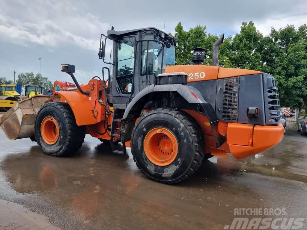 Hitachi ZW 250 Cargadoras sobre ruedas