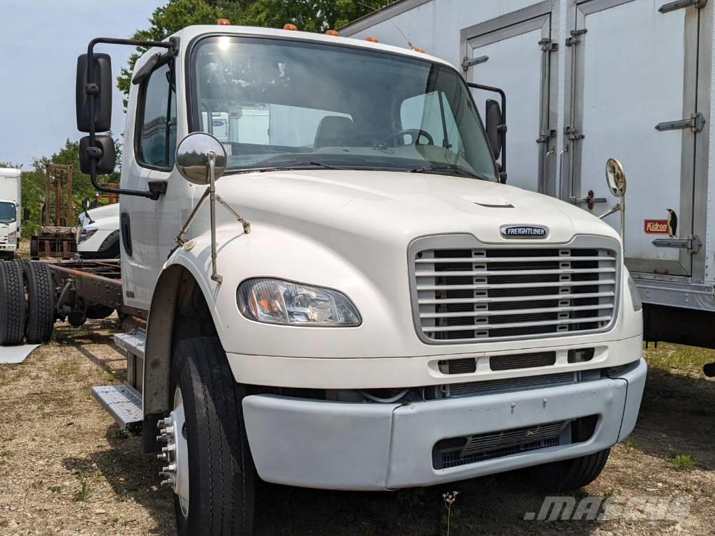 Freightliner M2106 Camiones con chasís y cabina