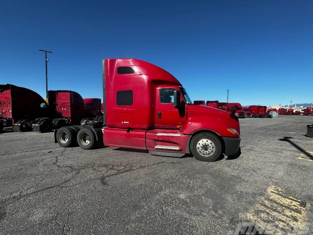 International LT Sleeper Camiones tractor