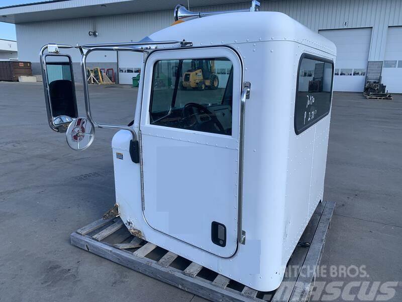 Peterbilt 335 Cabinas