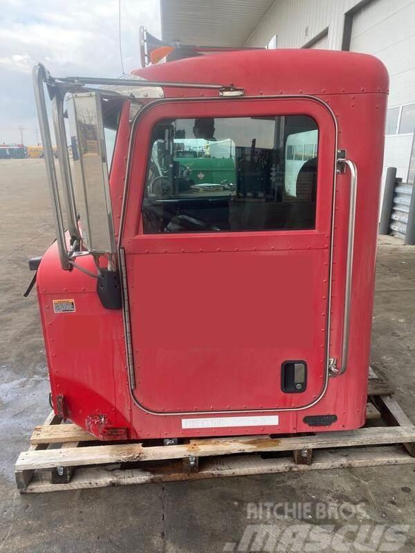 Peterbilt 335 Cabinas