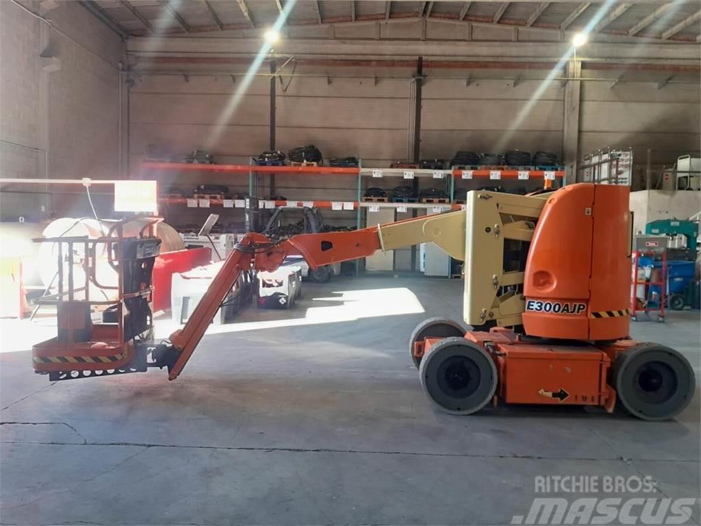 JLG E300AJ Plataformas con brazo de elevación manual