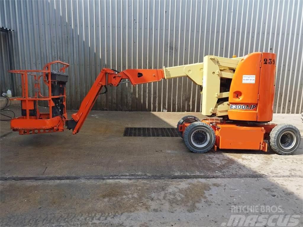 JLG E300AJP Plataformas con brazo de elevación manual