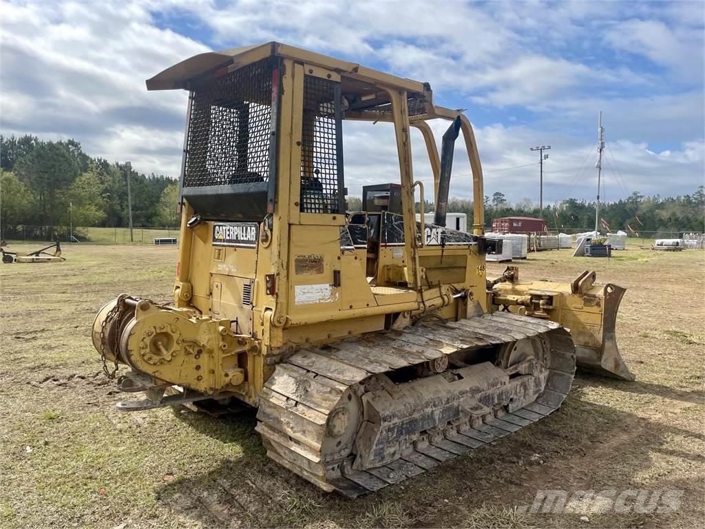 CAT D5C Buldozer sobre oruga