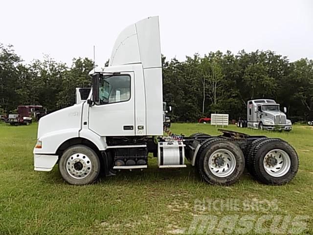 Volvo VNM Camiones con chasís y cabina