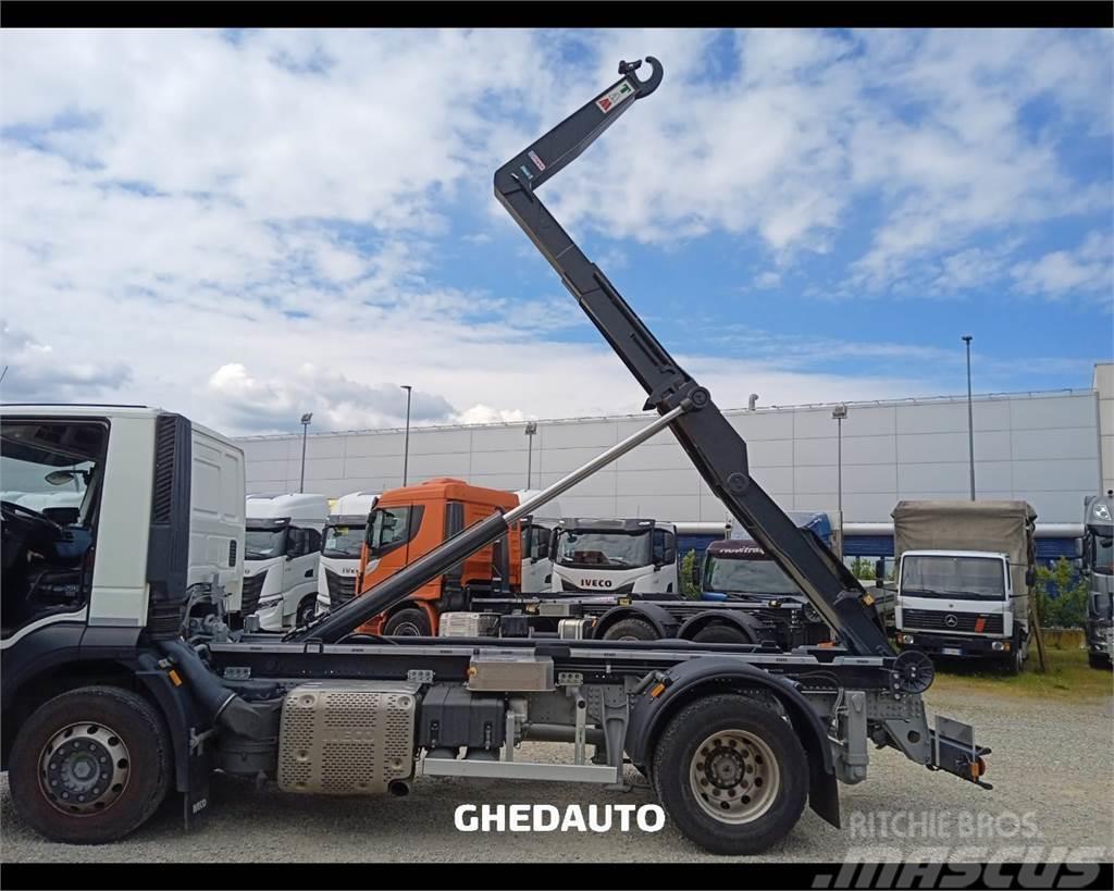 Iveco AD190S31 Camiones con caja de remolque