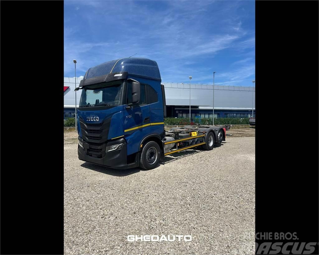 Iveco AS260S48S Camiones con caja de remolque